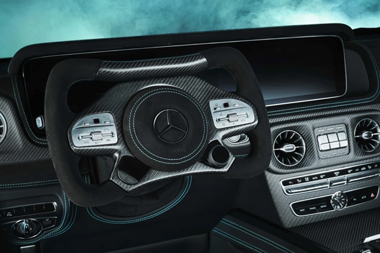 Đặc biệt, với tùy chọn gói nội thất thể thao, khách hàng sẽ nhận được vô lăng được thiết kế tương tự các mẫu xe F1 được bọc sợi carbon và Alcantara.