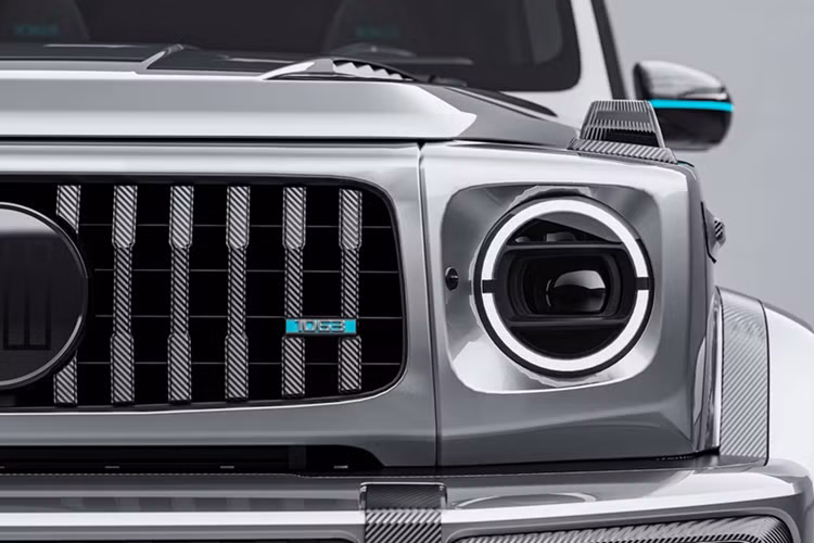 Về mặt khí động học, mẫu SUV hiệu năng cao của Mercedes-AMG G63 độ HOF Sir Class chỉ được thay đổi nhẹ ở cản trước, nắp capo với các khe thoát gió và nhiều chi tiết bằng sợi carbon.