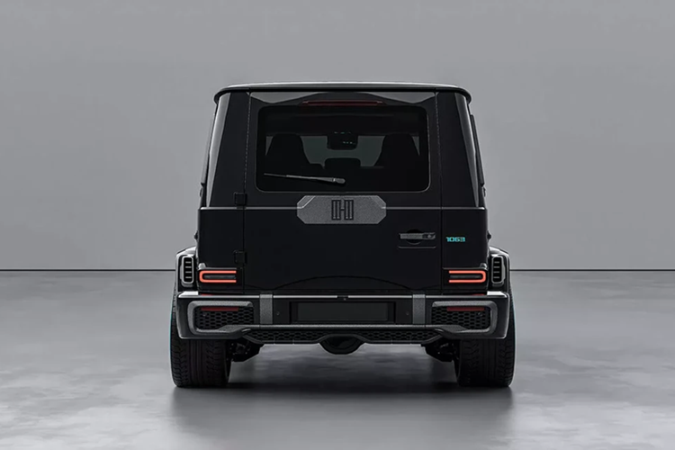 Tương tự đầu xe, các chi tiết tại đuôi xe chỉ được thay đổi nhẹ bằng chất liệu sợi carbon. Bánh dự phòng được lược bỏ nhằm tối ưu khối lượng và độ cân bằng.