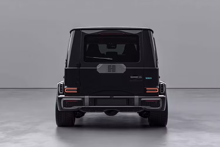 Tương tự đầu xe, các chi tiết tại đuôi xe chỉ được thay đổi nhẹ bằng chất liệu sợi carbon. Bánh dự phòng được lược bỏ nhằm tối ưu khối lượng và độ cân bằng.