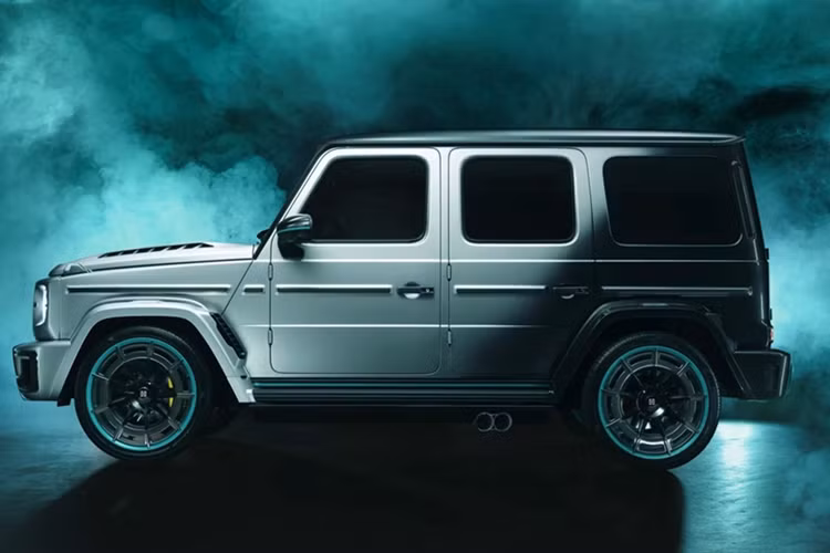 Điều này giúp chiếc SUV có sức mạnh 1.063 mã lực và mô-men xoắn 1.300 Nm. HOF Sir Class có khả năng tăng tốc 0-100 km/h trong 3,5 giây, tốc độ tối đa hơn 300 km/h.