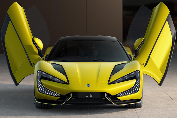 Chưa hết, U9 còn được trang bị hệ thống treo "Disus-X", gồm hệ thống kiểm soát thân xe thông minh bằng giảm xóc (Disus-C) do BYD tự phát triển, hệ thống kiểm soát thân xe thông minh bằng thủy lực (Disus-P) và hệ thống kiểm soát thân xe thông minh bằng khí nén (Disus-A), cùng với việc kiểm soát di chuyển theo phương dọc, ngang và thẳng đứng.