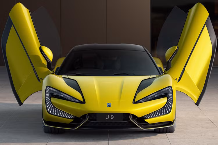 Chưa hết, U9 còn được trang bị hệ thống treo "Disus-X", gồm hệ thống kiểm soát thân xe thông minh bằng giảm xóc (Disus-C) do BYD tự phát triển, hệ thống kiểm soát thân xe thông minh bằng thủy lực (Disus-P) và hệ thống kiểm soát thân xe thông minh bằng khí nén (Disus-A), cùng với việc kiểm soát di chuyển theo phương dọc, ngang và thẳng đứng.