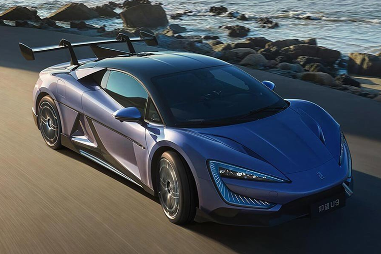 Bên cạnh khối động cơ mạnh mẽ, YangWang U9 còn gây ấn tượng nhờ được trang bị nhiều công nghệ đặc biệt, cho thấy sự tiến bộ của ngành ô tô Trung Quốc. Với một hệ thống treo đặc biệt, siêu xe thuần điện của Trung Quốc có khả năng "nhảy cao", nâng cả 4 bánh khỏi mặt đất và vẫn chạy tốt ngay cả khi chỉ còn 3 bánh