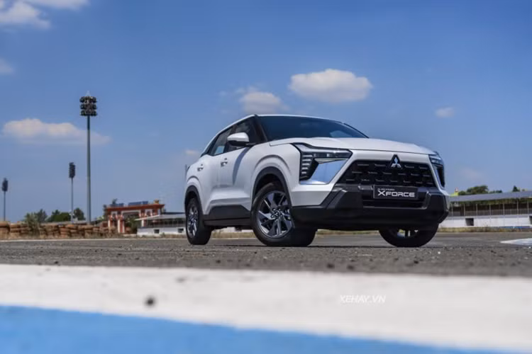  Phân khúc CUV/SUV B Kết thúc năm 2024, Mitsubishi Xforce là mẫu xe bán chạy nhất phân khúc CUV/SUV cỡ B với doanh số cộng dồn cả năm đạt 14.407 xe. Xếp ngay sau là Toyota Yaris Cross với doanh số đạt 11.174 xe. Lần lượt xếp ở các vị trí tiếp theo là: Hyundai Creta (doanh số 8.640 xe), Kia Seltos (6.829 xe), Honda HR-V (6.230 xe) và Mazda CX-3 (2.745 xe).