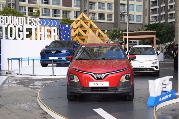 Đứng ngay sau VF5 là mẫu VF3 với doanh số đạt hơn 25.000 xe sau 5 tháng mở bán. Xếp phía sau lần lượt là Kia Sonet (doanh số 7.313 xe), Toyota Raize (4.984 xe) và Hyundai Venue (4.465 xe).