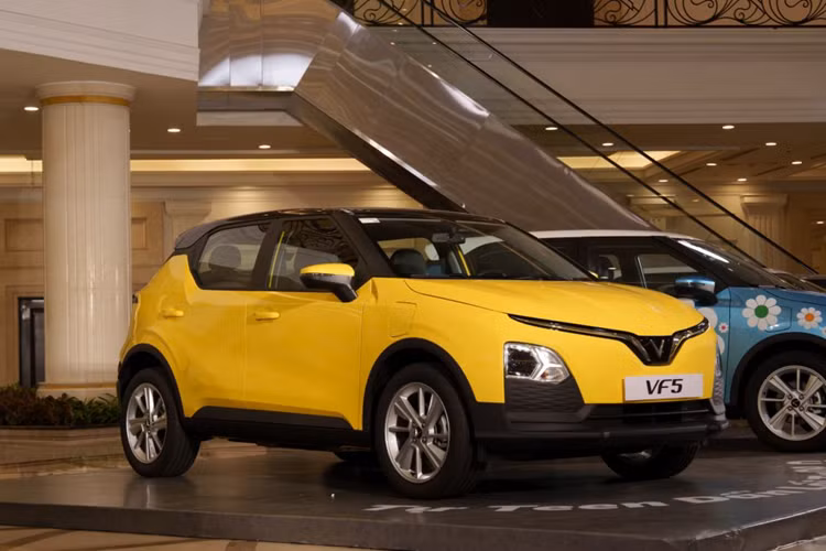  Phân khúc CUV/SUV cỡ A VinFast đã khép lại năm 2024 đầy thành công khi bàn giao tổng cộng hơn 87.000 xe đến tay khách hàng. Đáng chú ý, trong số đó có mẫu VF5 ghi nhận doanh số lũy kế đạt hơn 32.000 xe. Kết quả này giúp VF5 trở thành mẫu ôtô bán chạy nhất Việt Nam năm 2024 và cũng thống trị phân khúc CUV/SUV cỡ A.