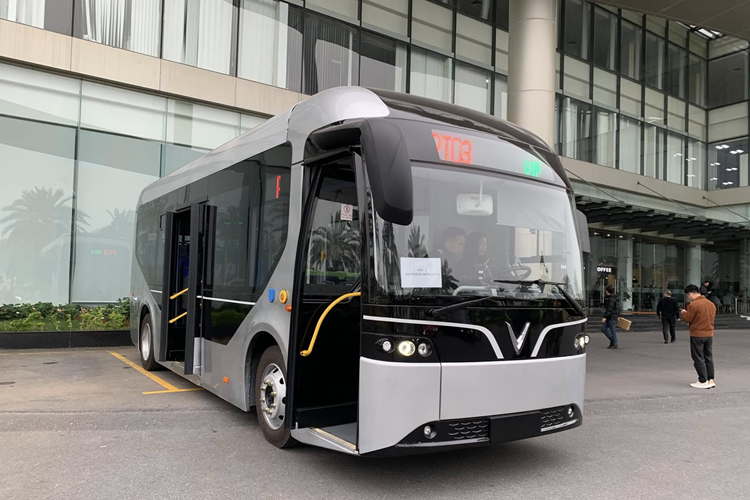 Xe được trang bị một động cơ điện có công suất tối đa 140kW, mô-men xoắn cực đại 420Nm, hệ dẫn động cầu sau, có tốc độ tối đa 90 km/h. Với bộ pin LFP có dung lượng 179,5 kWh, VinFast EB 6 2025 mới có khả năng di chuyển hơn 250km sau mỗi lần sạc đầy.