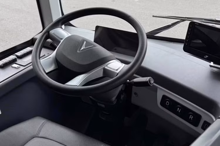 Cụ thể, phiên bản xe buýt điện đô thị được trang bị 11 ghế ngồi cho hành khách, 1 chỗ cho xe lăn, 1 chỗ cho tài xế và 17 chỗ đứng, tổng sức chứa 30 người, đi kèm là các trang bị tiêu chuẩn phục vụ việc vận hành xe buýt như tay nắm, nút bấm xuống xe...