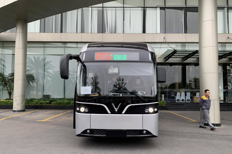 Thời gian sạc từ 20% lên 80% pin trong vòng 70 phút, với công suất sạc nhanh DC tối đa là 120kW. Xe được trang bị hệ thống phanh đĩa trước/sau và các công nghệ an toàn tiên tiến như chống bó cứng phanh (ABS), phân phối lực phanh điện tử (EBD), hỗ trợ phanh khẩn cấp (BA), cân bằng điện tử (ESC), chống trôi xe trên dốc (ASF)…