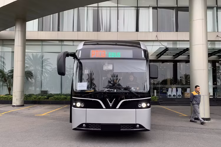 Thời gian sạc từ 20% lên 80% pin trong vòng 70 phút, với công suất sạc nhanh DC tối đa là 120kW. Xe được trang bị hệ thống phanh đĩa trước/sau và các công nghệ an toàn tiên tiến như chống bó cứng phanh (ABS), phân phối lực phanh điện tử (EBD), hỗ trợ phanh khẩn cấp (BA), cân bằng điện tử (ESC), chống trôi xe trên dốc (ASF)…