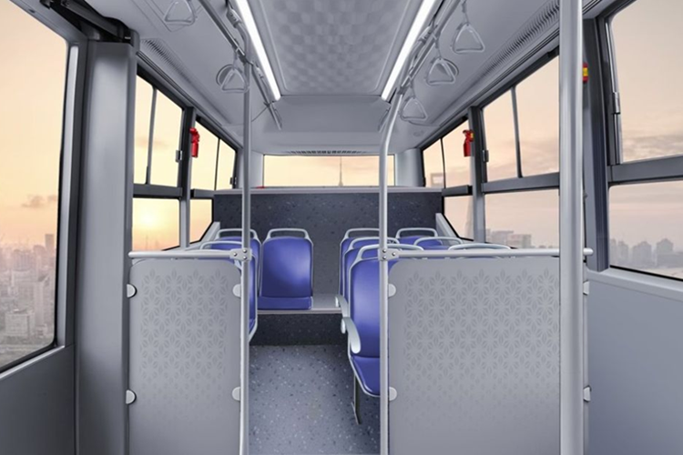 Trong khi đó, phiên bản xe chuyên chở học sinh hoặc có thể sử dụng làm xe chở khách liên tỉnh có sức chứa 20 người, bao gồm 19 ghế ngồi cho hành khách và 1 chỗ cho tài xế, được trang bị dây an toàn cho từng ghế và một số tiện nghi, công nghệ phù hợp với nhu cầu thực tế.