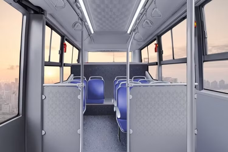 Trong khi đó, phiên bản xe chuyên chở học sinh hoặc có thể sử dụng làm xe chở khách liên tỉnh có sức chứa 20 người, bao gồm 19 ghế ngồi cho hành khách và 1 chỗ cho tài xế, được trang bị dây an toàn cho từng ghế và một số tiện nghi, công nghệ phù hợp với nhu cầu thực tế.