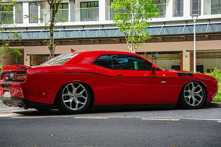 Mới đây, chiếc xe Dodge Challenger SXT đời 2016 này đang được chào bán hơn 2 tỷ đồng. Xe đã đi được hơn 50.000 miles, tương đương hơn 80.000 km. Đây có thể xem là hàng hiếm Dodge Challenger đang rao bán trên thị trường.