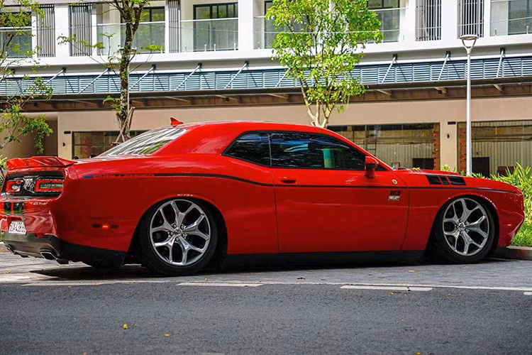 Mới đây, chiếc xe Dodge Challenger SXT đời 2016 này đang được chào bán hơn 2 tỷ đồng. Xe đã đi được hơn 50.000 miles, tương đương hơn 80.000 km. Đây có thể xem là hàng hiếm Dodge Challenger đang rao bán trên thị trường.