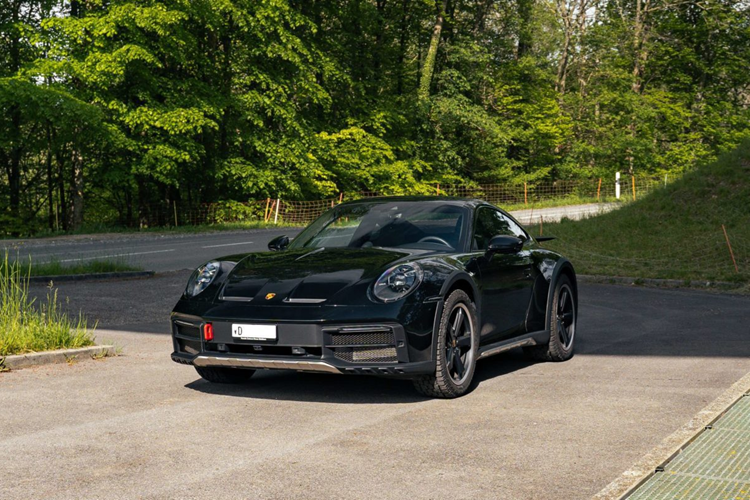 Đây là chế độ phục vụ việc chạy off-road, được kích hoạt thông qua núm xoay trên vô lăng, điều này giúp Porsche 911 Dakar có thể bay qua các gờ giảm tốc cao, ổ gà mà không lo bị cạ gầm.