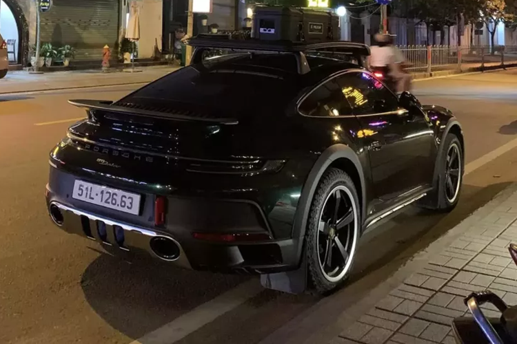 Điểm mạnh của Porsche 911 Dakar địa hình chính là việc khoảng sáng gầm cao hơn 50 mm và có thể tăng thêm 30 mm nữa ở chế độ High Level. Tại Việt Nam, Porsche 911 Dakar được nhập khẩu chính hãng với giá hơn 16 tỷ đồng.