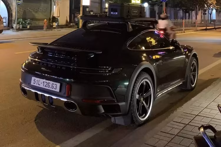 Điểm mạnh của Porsche 911 Dakar địa hình chính là việc khoảng sáng gầm cao hơn 50 mm và có thể tăng thêm 30 mm nữa ở chế độ High Level. Tại Việt Nam, Porsche 911 Dakar được nhập khẩu chính hãng với giá hơn 16 tỷ đồng.