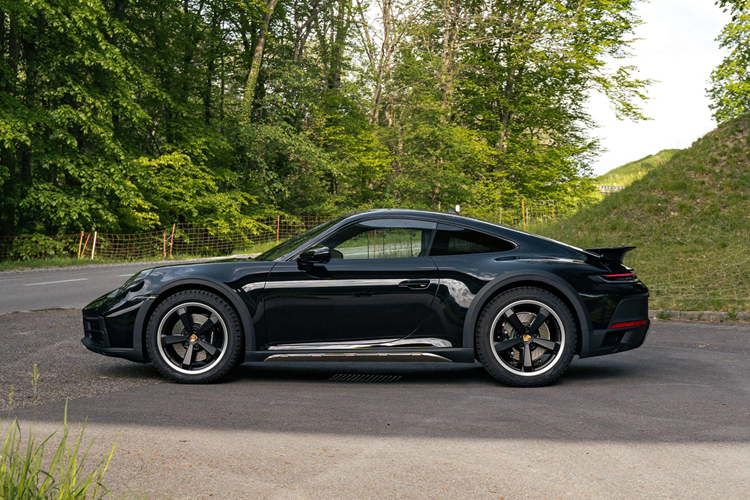 "Trái tim" của Porsche 911 Dakar sử dụng khối động cơ xăng 6 xi-lanh thẳng hàng, tăng áp kép, dung tích 3.0 lít, sản sinh công suất tối đa 473 mã lực và mô-men xoắn cực đại 570 Nm.