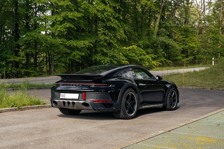 Động cơ này kết hợp với hộp số tự động PDK 8 cấp, hệ dẫn động 4 bánh toàn thời gian và hệ thống đánh lái cầu sau, nhờ đó, giúp mẫu xe thể thao này có thể dễ dàng tăng tốc từ vị trí xuất phát lên 100 km/h chỉ trong thời gian 3,4 giây, vận tốc tối đa của xe bị giới hạn ở mức 240 km/h.