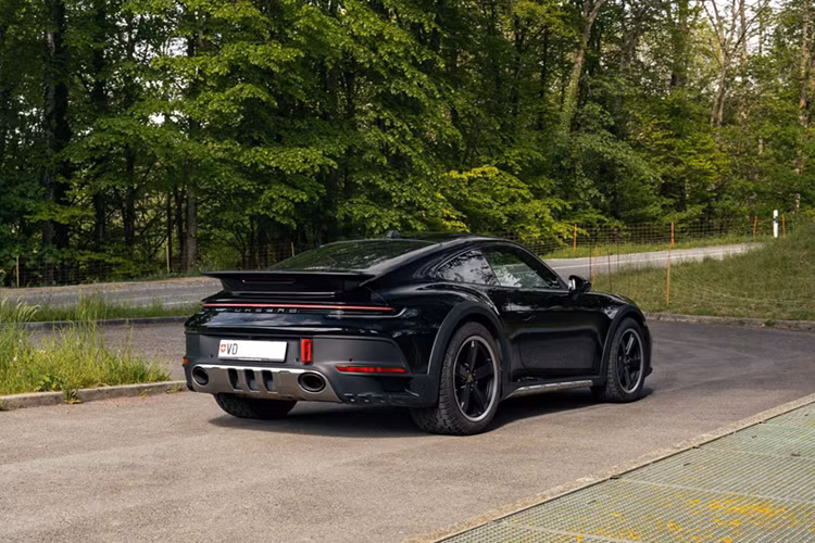 Động cơ này kết hợp với hộp số tự động PDK 8 cấp, hệ dẫn động 4 bánh toàn thời gian và hệ thống đánh lái cầu sau, nhờ đó, giúp mẫu xe thể thao này có thể dễ dàng tăng tốc từ vị trí xuất phát lên 100 km/h chỉ trong thời gian 3,4 giây, vận tốc tối đa của xe bị giới hạn ở mức 240 km/h.