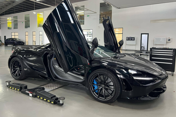 Sức mạnh được truyền tới bánh thông qua hộp số tự động tuần tự 7 cấp, nhờ đó, McLaren 720S Spider có khả năng tăng tốc từ vị trí xuất phát lên 100 km/h trong thời gian 2,9 giây trước khi đạt vận tốc tối đa 325 km/h hoặc 341 km/h, tùy theo việc xe đang mở mui hay đóng mui lại.