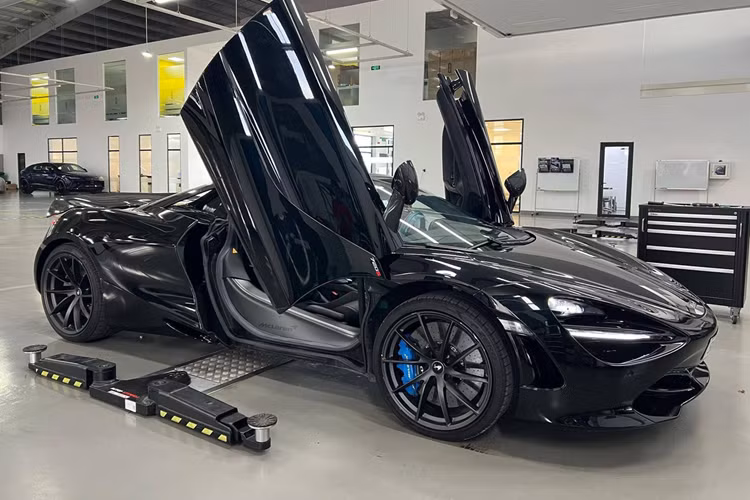 Sức mạnh được truyền tới bánh thông qua hộp số tự động tuần tự 7 cấp, nhờ đó, McLaren 720S Spider có khả năng tăng tốc từ vị trí xuất phát lên 100 km/h trong thời gian 2,9 giây trước khi đạt vận tốc tối đa 325 km/h hoặc 341 km/h, tùy theo việc xe đang mở mui hay đóng mui lại.