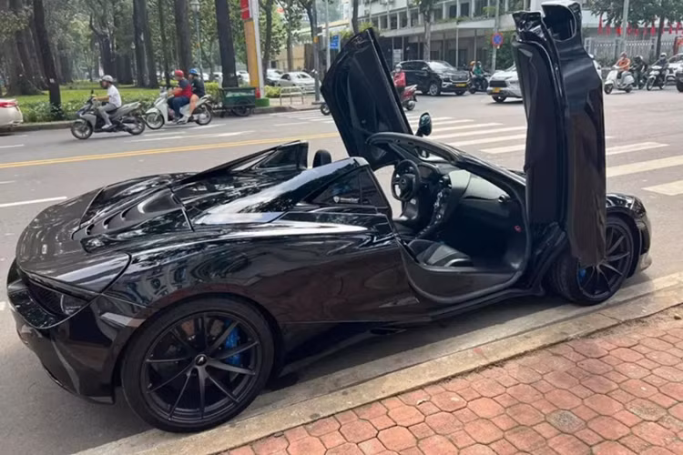 Dòng siêu xe mui trần McLaren 720S Spider có 4 chi tiết khác biệt so với phiên bản Coupe, đầu tiên chính là việc xe sở hữu phần mui xếp cứng chỉ mất thời 11 giây để thực hiện thao tác đóng hoặc mở mui xe theo như công bố của nhà sản xuất.