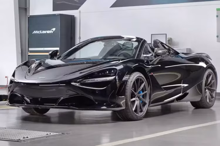 Tuy nhiên, chỉ sau vài tháng sử dụng, chủ xe đã quyết định rao bán lại chiếc siêu xe McLaren 720S Spider này khi đã trải nghiệm hơn 2.400 km nữa, như vậy, đồng hồ công tơ mét của chiếc siêu xe mui trần này đã hơn 5.000 km, cũng còn khá mới so với các "bạn bè" toàn có odo tính vạn km.