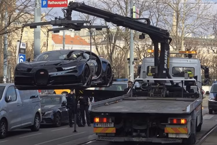 Một tài xế 38 tuổi tại Áo đã phải trả giá đắt khi lái chiếc Bugatti Chiron hơn 3 triệu USD – với tốc độ 123 km/h trên đường Ringstrasse, tuyến vành đai bao quanh thủ đô Vienna. Theo quy định, khu vực này giới hạn tốc độ chỉ 60 km/h. Vụ việc được trang Heute đưa tin và nó cho thấy mức độ nghiêm khắc của luật pháp Áo đối với những lái xe vi phạm.