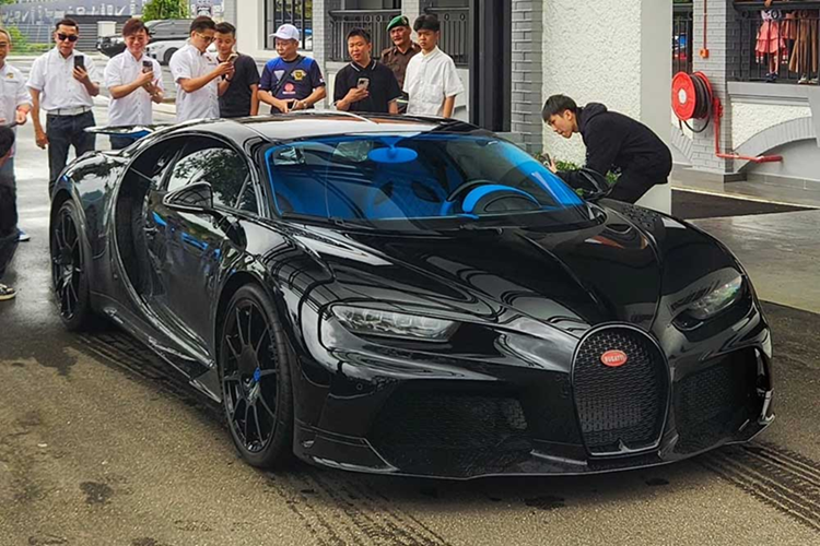vậy, nếu tài xế không phải chủ sở hữu thực sự của chiếc Bugatti, vụ việc có thể trở nên phức tạp hơn trong quá trình xử lý. Hiện chưa rõ diễn biến tiếp theo của câu chuyện này. Chiếc xe bị tịch thu là phiên bản Chiron tiêu chuẩn, trang bị động cơ W16 8.0 lít, cho công suất 1.479 mã lực và mô-men xoắn cực đại 1.600 Nm.