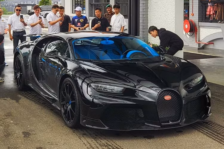 vậy, nếu tài xế không phải chủ sở hữu thực sự của chiếc Bugatti, vụ việc có thể trở nên phức tạp hơn trong quá trình xử lý. Hiện chưa rõ diễn biến tiếp theo của câu chuyện này. Chiếc xe bị tịch thu là phiên bản Chiron tiêu chuẩn, trang bị động cơ W16 8.0 lít, cho công suất 1.479 mã lực và mô-men xoắn cực đại 1.600 Nm.