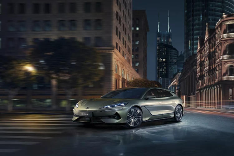 Denza Z9 GT 2025 mới sở hữu kích thước dài hơn Porsche Taycan Sport Turismo tới gần 20 cm và trục cơ sở cũng lớn hơn gần 23 cm, việc này giúp không gian nội thất sẽ rộng rãi và thoải mái hơn.