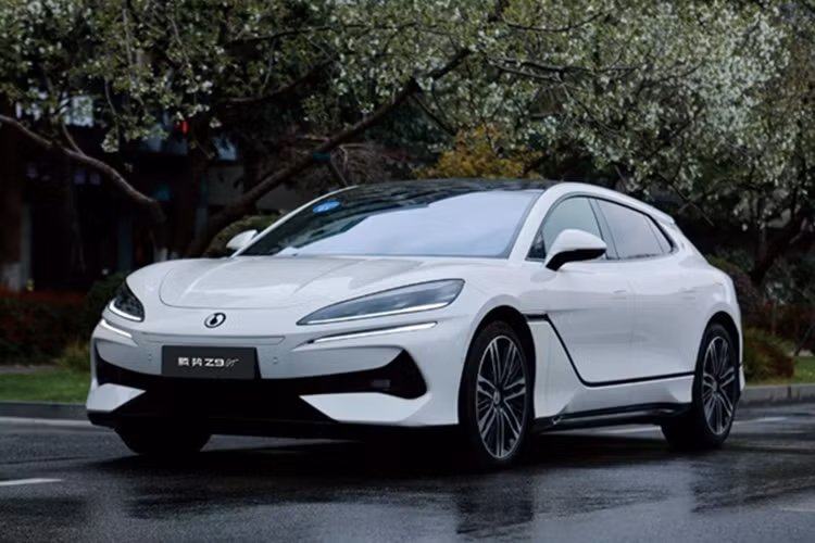 Đến năm 2023, Mercedes chính thức rút toàn bộ vốn, để BYD nắm toàn quyền kiểm soát Denza. Không còn bị “kìm hãm” bởi mô hình liên doanh, BYD giờ đây muốn biến Denza thành “vũ khí” chủ lực trong hành trình chinh phục thị trường xe điện cao cấp toàn cầu và thị trường đầu tiên chính là Châu Âu.