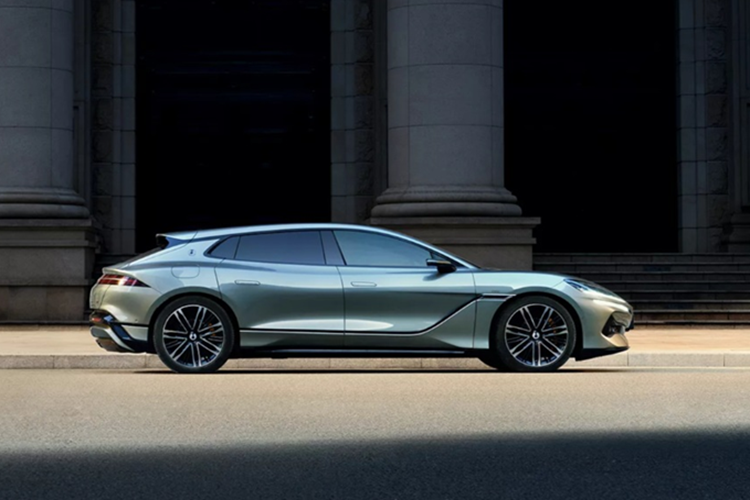 Mẫu xe đầu tiên của Denza tại châu Âu sẽ là Z9 GT. Cung cấp sức mạnh cho xe là ba motor điện sản sinh công suất lên tới 952 mã lực. Chiếc xe được trang bị pin lithium-iron phosphate 100,1 kWh, hứa hẹn có hiệu suất và độ bền cao hơn nhiều đối thủ đang dùng pin NMC.