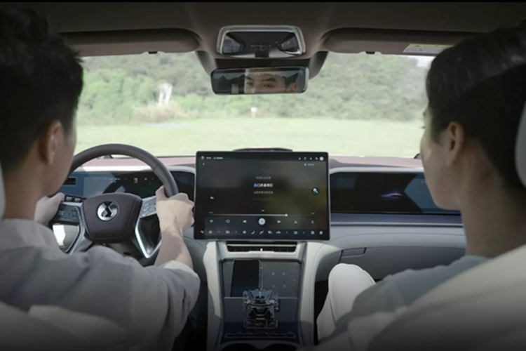 Không rõ xe sẽ có giá bao nhiêu tại Châu Âu, nhưng tại “quê nhà” Trung Quốc, giá xe Denza Z9 GT 2025 chỉ dao động từ 45.800 đến 56.800 USD (1,19 - 1,47 tỷ đồng), trong khi các mẫu Porsche cạnh tranh có giá khởi điểm từ 138.000 USD (3,58 tỷ đồng) trở lên. Nếu giữ chiến lược giá này tại châu Âu, Denza sẽ là là một đối thủ mà các “ông lớn” Đức phải dè chừng.