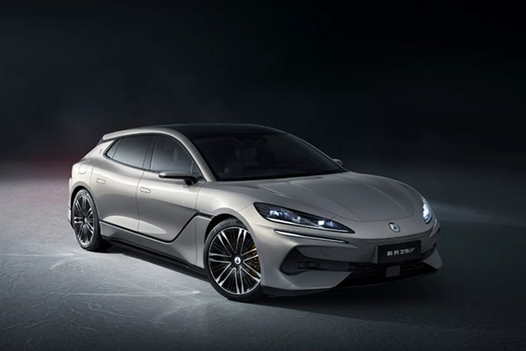  Denza của Trung Quốc được thành lập vào năm 2011 như một liên doanh giữa BYD và Mercedes-Benz. Tuy nhiên, dù mang dòng máu “Đức – Trung”, thương hiệu này đã không để lại dấu ấn đáng kể trong suốt 10 năm đầu khi có doanh số chỉ khoảng 23.000 xe.