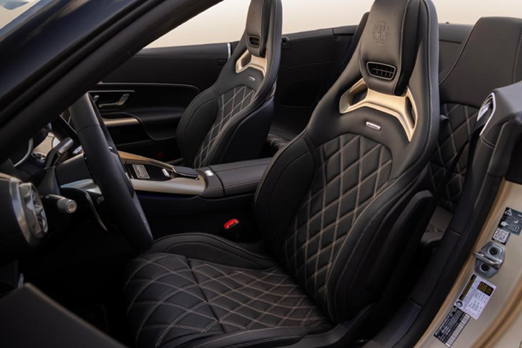 Cụ thế, gh ngồi thể thao AMG Performance được bọc da Nappa cao cấp màu đen đi kèm các đường chỉ may tương phản màu vàng kim.