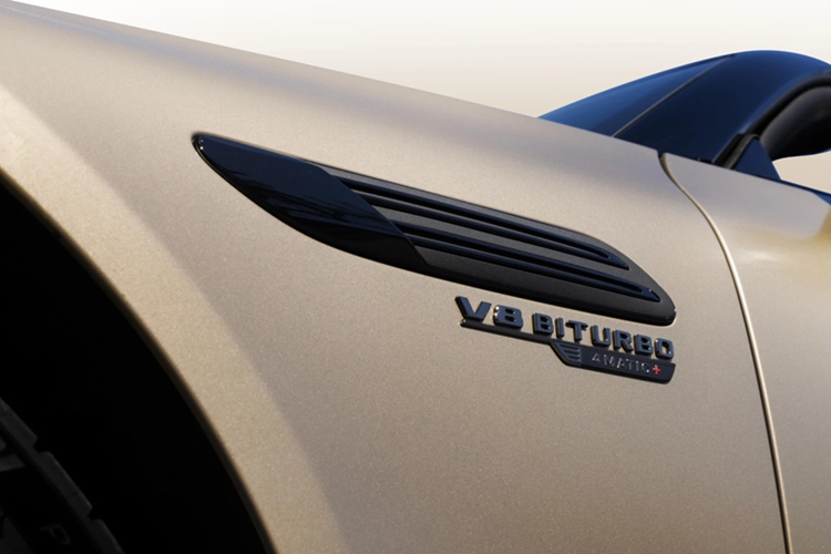 Mercedes-AMG SL 63 Manufaktur Golden Coast trang bị khối động cơ V8 Biturbo dung tích 4.0L, sản sinh công suất tối đa 585 mã lực và mô-men xoắn cực đại 800 Nm.