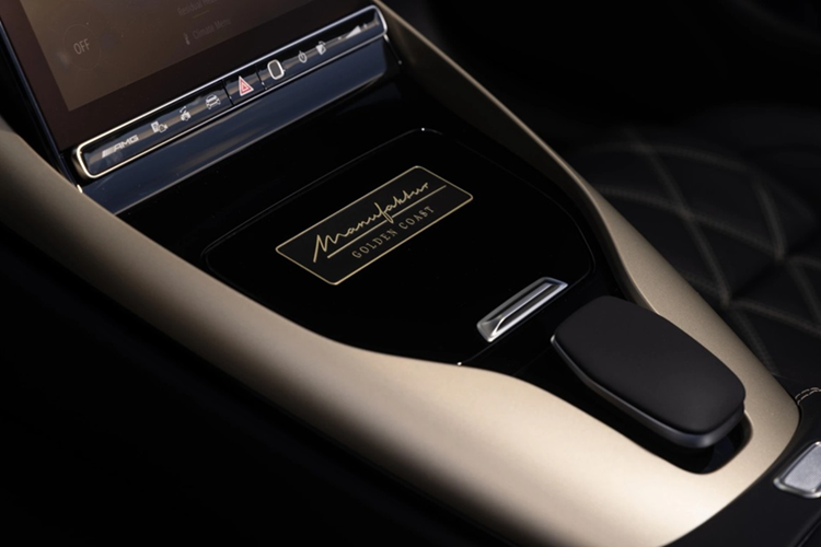 Các chi tiết trang trí taplo, tapi cửa, bệ tựa tay... được sơn màu vàng nhám Kalahari Gold Magno, đi kèm huy hiệu "Manufaktur Golden Coast" tại bệ tay trung tâm. Hệ thống âm thanh cao cấp Burmester 3D 17 loa công suất 1.220 W, trợ lý ảo MBUX, đèn viền nội thất 64 màu...