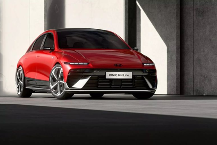 Điều này không chỉ giúp cải thiện tính khí động học mà còn giữ được đường nét mềm mại, thuôn nuột vốn là đặc trưng của dòng xe này. Hai bên hông xe cũng được Hyundai tinh chỉnh với phần ốp màu đen kéo dài từ dưới lên đến cửa, tạo cảm giác liền mạch và mạnh mẽ hơn.