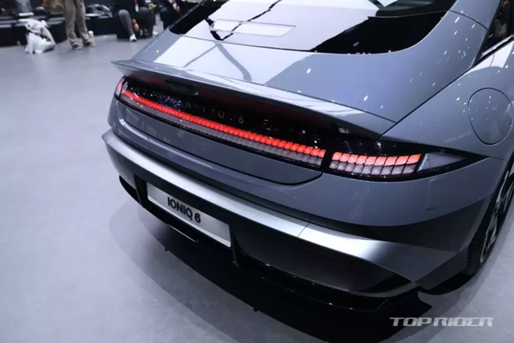 Hiện tại, Hyundai chưa tiết lộ thông số kỹ thuật chi tiết của Ioniq 6 bản nâng cấp. Tuy nhiên, với phiên bản 2025 hiện hành, xe có hai tùy chọn động cơ: một môtơ công suất 149 mã lực hoặc hai môtơ đạt 320 mã lực. Ioniq 6 từng gây chú ý khi ra mắt vào tháng 7/2022 với hệ số cản gió chỉ 0,21, thuộc top 10 thế giới.