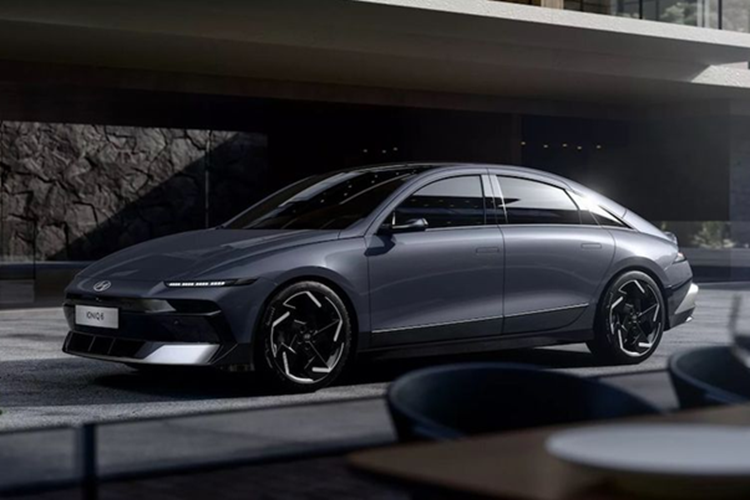 Tại Triển lãm Di động Seoul (Hàn Quốc), Hyundai đã chính thức giới thiệu phiên bản nâng cấp của Hyundai Ioniq 6 chạy điện. Xe sở hữu diện mạo mới với nhiều thay đổi dễ nhận ra nhưng vẫn giữ được phong cách độc đáo. Điểm nổi bật nhất là cụm đèn pha được thiết kế lại hoàn toàn.