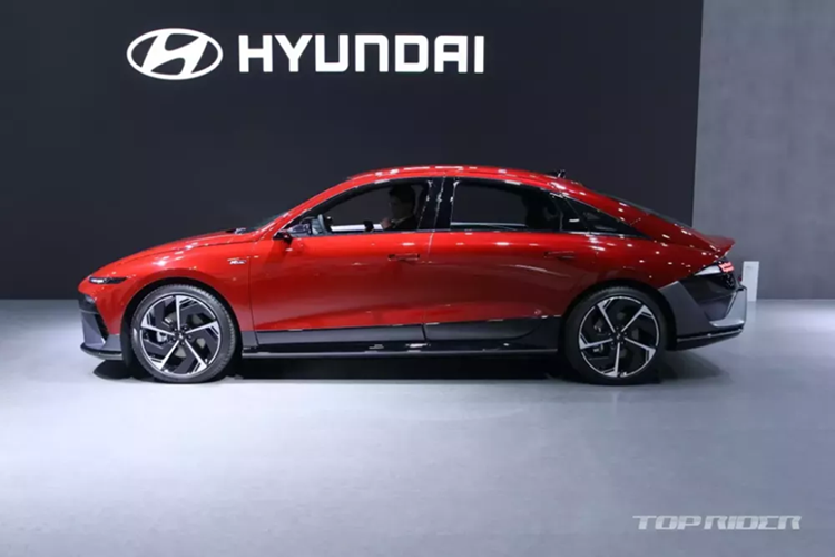 Phiên bản Long Range sử dụng pin 77,4 kWh, dẫn động cầu sau, vành 18 inch có thể di chuyển quãng đường tối đa 614 km chỉ trong một lần sạc đầy. Trong thử nghiệm thực tế của tạp chí Car and Driver, bản Long Range cầu sau tăng tốc từ 0-97 km/h trong 6,2 giây, trong khi bản dẫn động 4 bánh chỉ mất 4,3 giây, cho thấy hiệu suất ấn tượng.