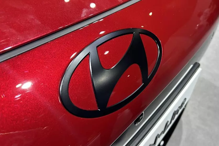 Vật liệu ốp cửa cũng được cải tiến, mang lại cảm giác cao cấp hơn. Bảng điều khiển trung tâm được sắp xếp lại tinh tế, kết hợp với màn hình điều khiển điều hòa kích thước lớn hơn, giúp người lái thao tác dễ dàng và có trải nghiệm trực quan hơn khi sử dụng.