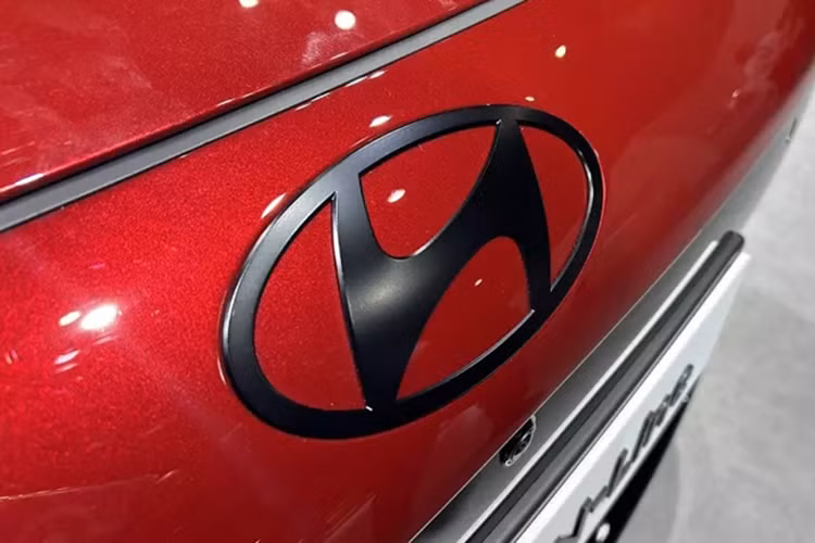 Vật liệu ốp cửa cũng được cải tiến, mang lại cảm giác cao cấp hơn. Bảng điều khiển trung tâm được sắp xếp lại tinh tế, kết hợp với màn hình điều khiển điều hòa kích thước lớn hơn, giúp người lái thao tác dễ dàng và có trải nghiệm trực quan hơn khi sử dụng.