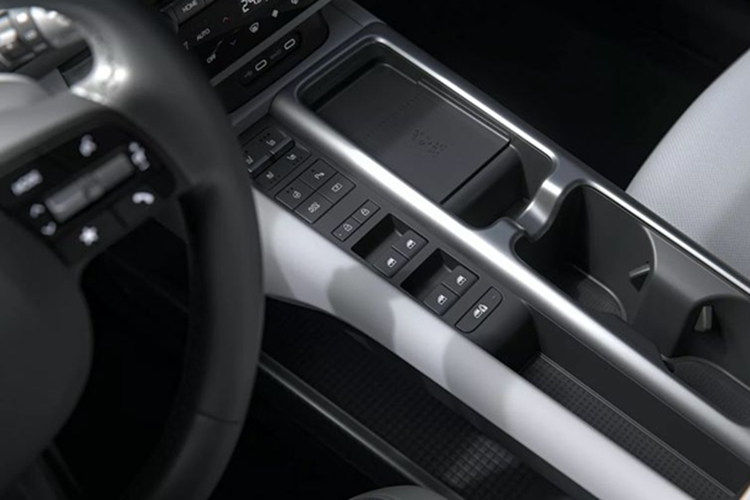 Phiên bản này không chỉ có ngoại thất hầm hố với các chi tiết như cản xe đôi cánh, lưới tản nhiệt mở rộng, mà còn giữ được ngôn ngữ thiết kế Parametric Pixel hai chiều đặc trưng của Hyundai. Điểm nhấn nằm ở các chi tiết đèn LED độc đáo, tạo nên vẻ ngoài vừa sang trọng vừa cá tính.