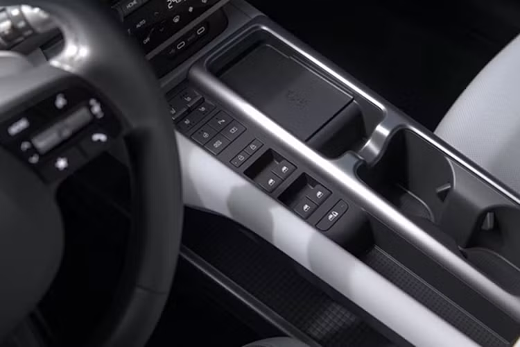 Phiên bản này không chỉ có ngoại thất hầm hố với các chi tiết như cản xe đôi cánh, lưới tản nhiệt mở rộng, mà còn giữ được ngôn ngữ thiết kế Parametric Pixel hai chiều đặc trưng của Hyundai. Điểm nhấn nằm ở các chi tiết đèn LED độc đáo, tạo nên vẻ ngoài vừa sang trọng vừa cá tính.