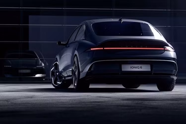 Ngoại thất của xe còn được làm mới ở một số chi tiết quan trọng. Cánh gió sau – vốn gồm hai phần tách biệt ở phiên bản trước – nay được tích hợp thành một khối liền mạch trên nắp cốp.