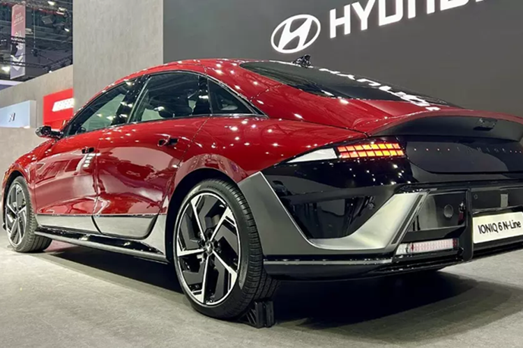 Về mức giá xe Hyundai Ioniq 6 2025, tại Hàn Quốc, Ioniq 6 hiện hành khởi điểm từ 46,95 triệu won (khoảng 830 triệu đồng), trong khi tại Mỹ, mức giá thấp nhất là 39.045 USD (khoảng 1 tỷ đồng).